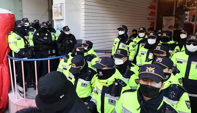 18일 오전 경찰들이 국정원 압수수색이 이루어지고 있는 서울 중구 전국민주노동조합총연맹(민주노총) 서울 사무실 입구출입을 통제하고 있다. / 사진 = 연합뉴스
