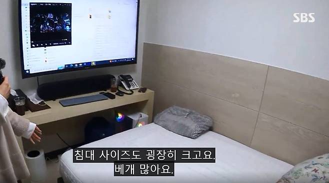 대형 TV와 침대, 화장실까지 갖춘 룸카페 내부 모습 [사진 = SBS뉴스 갈무리]