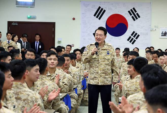 아랍에미리트(UAE)를 국빈 방문 중인 윤석열 대통령이 15일(현지시간) 현지에 파병 중인 아크부대를 방문, 장병들을 격려하고 있다. [연합]