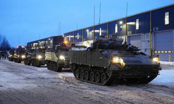 영국 장갑차들이 19일(현지시간) 에스토니아의 타파 군기지에서 이동 준비를 하고 있다. 타파=AP뉴시스
