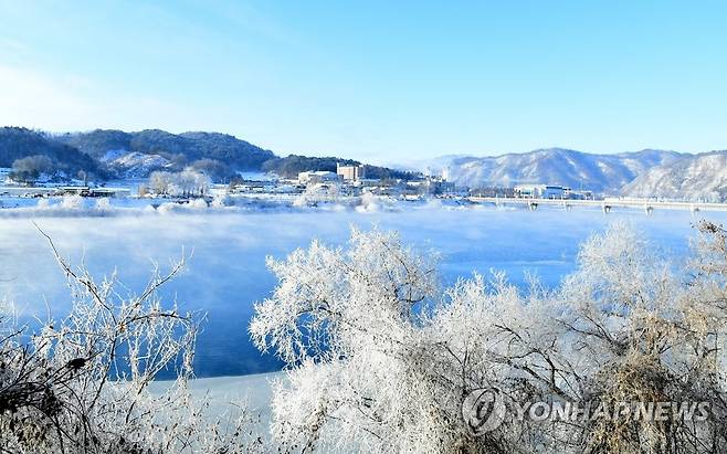 화천 붕어섬 상고대 (화천=연합뉴스) 설 연휴 첫날인 21일 한파 특보가 발효 중인 강원 화천군 화천읍 붕어섬 수면 위로 물안개와 상고대가 피어오르고 있다. 2023.1.21 [화천군 제공.재판매 및 DB 금지] jlee@yna.co.kr