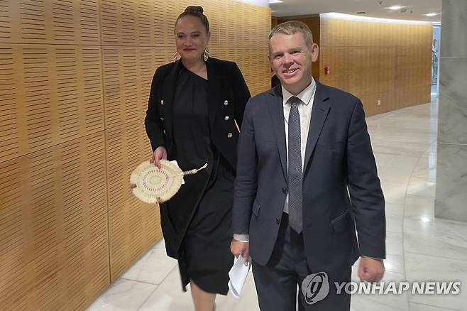 크리스 힙킨스 차기 뉴질랜드 총리(오른쪽) 카르멜 세풀로니 부총리 (웰링턴 AP=연합뉴스) 22일(현지시간) 뉴질랜드 41대 총리에 오르게 된 크리스 힙킨스(오른쪽)와 부총리에 지명된 카르멜 세풀로니 의원이 기자회견장에 들어서고 있다. 2023.1.22 photo@yna.co.kr