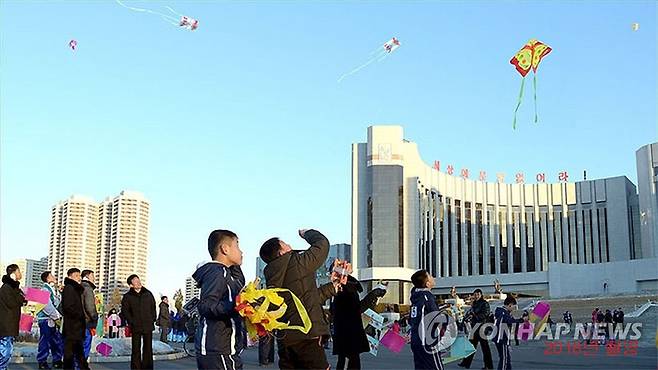 연날리기하는 북한 어린이들 (서울=연합뉴스) 북한 대외선전매체 내나라는 22일 "우리 민족은 예로부터 음력으로 1월 1일을 설명절로 즐겁게 쇠었다"며 "대표적인 민속놀이로서는 윷놀이와 장기놀이, 연띄우기, 썰매타기, 바람개비놀이, 제기차기 등이 있다"고 소개했다. 사진은 민속놀이인 연날리기를 즐기는 북한 어린이들. 2023.1.22 [내나라 홈페이지 캡처. 재판매 및 DB 금지] nkphoto@yna.co.kr