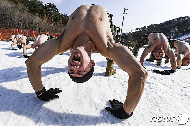 해병대는 지난 2일부터 강원도 평창 산악종합훈련장에서 수색부대 임무수행 능력 향상을 위해 설한지훈련을 실시하고 있다고 23일 밝혔다. 혹한의 날씨 속에서 상의를 벗어 던진 해병대 수색부대원들이 설상 체력단련의 일환으로 PT체조를 하고 있다. (해병대사령부 제공) 2023.1.23/뉴스1