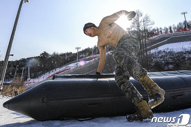 해병대는 지난 2일부터 강원도 평창 산악종합훈련장에서 수색부대 임무수행 능력 향상을 위해 설한지훈련을 실시하고 있다고 23일 밝혔다. 혹한의 날씨 속에서 상의를 벗어 던진 해병대 수색부대원들이 설상 체력단련의 일환으로 릴레이 달리기를 하고 있다. (해병대사령부 제공) 2023.1.23/뉴스1