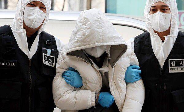 코로나 확진 후 호텔 격리를 거부하고 도주한 중국인 A씨가 5일 서울에서 검거돼 인천시 중구 모 호텔로 압송되고 있는 모습/뉴시스