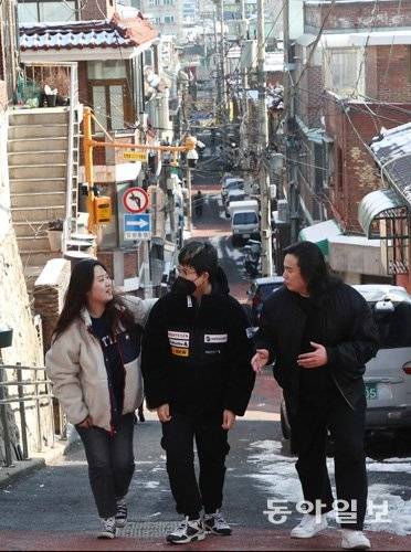 지난달 23일 서울 강북구 ‘안무서운회사’  쉐어하우스에서 만난 유승규 대표(오른쪽부터), 쉐어하우스 입주자 이승우 씨, 정인희 매니저가 인근을 산책하며 이야기를 나누고 있다. 홍진환 기자  jean@donga.com