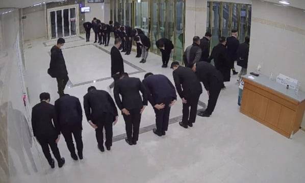 한 건물 1층에 모여있는 조직폭력배의 모습. /경찰청