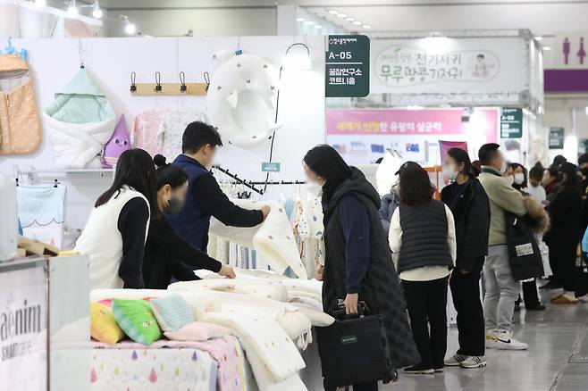 집값이 오를수록 출산율이 떨어진다는 결과가 나와 주목된다. 양육 주거 불안이 커질수록 아이 낳기를 꺼리기 때문으로 보인다. 최근 서울 강남구 코엑스에서 열린 육아 박람회에서 참관객들이 임신 출산 용품들을 살펴보고 있다. [연합]