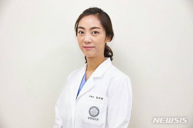[서울=뉴시스]장지현 경희대병원 보존과 교수는 치아 미백 치료 후에도 치아는 서서히 변색돼 치아 색을 변하게 하는 음식과 흡연을 피하고, 미백 성분이 함유된 치약을 이용해 양치질을 하면 밝아진 치아를 오래도록 유지할 수 있다고 말했다. (사진= 경희대병원 제공) 2023.01.19.