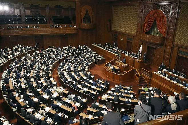 [도쿄=AP/뉴시스] 기시다 후미오 일본 총리가 23일 중의원 본회의에서 시정방침 연설을 하고 있다. 2023.01.23