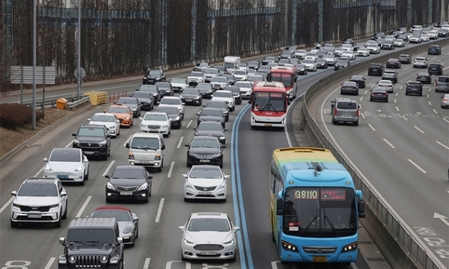 지난 22일 경부고속도로 서울 잠원 IC 부근 하행선(왼쪽)에 차량들이 줄지어 늘어서 있다. 연합뉴스