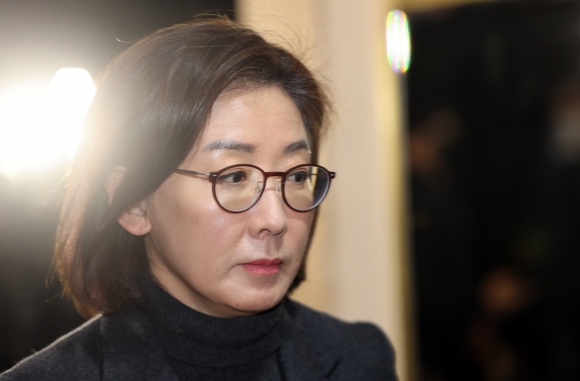 국민의힘 3·8 전당대회 출마를 고심 중인 나경원 전 의원이 지난 19일 서울 자택으로 들어서고 있다. 연합뉴스
