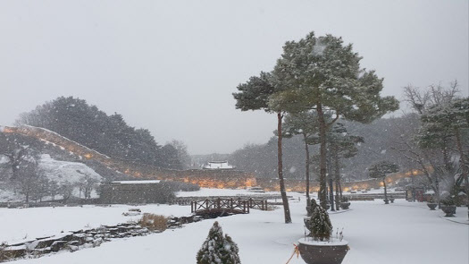 전국 곳곳에 대설주의보가 발효된 가운데 전북 고창읍성 일원에 눈이 내리고 있다(사진=뉴스1).