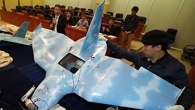 2014년3월 경기도 파주에서 발견된 북한 소형 무인기. 레이더에 작게 탐지되기 위해 가오리형을 택했으며, 청와대 상공을 비행, 촬영한 것으로 드러나 파문을 일으켰다. /연합뉴스