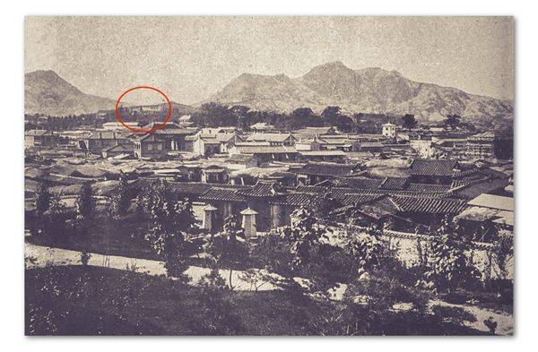 대한문 뒤에 보이는 언덕 위의 러시아 공사관 (원 안의 건물이 러시아 공사관, 원은 필자) (출처 : Elias Burton Holmes, “Seoul, the Capital of Korea”,Burton Holmes Travelogues, Volume 10, (New York: McClure Company, 1908), from the California Digital Library and American Libraries.)