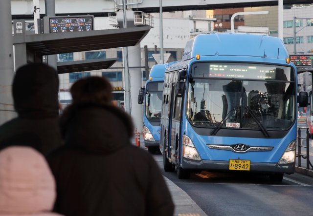 24일 서울 중구 서울역 정류장에서 시민들이 버스를 기다리고 있다.  뉴시스