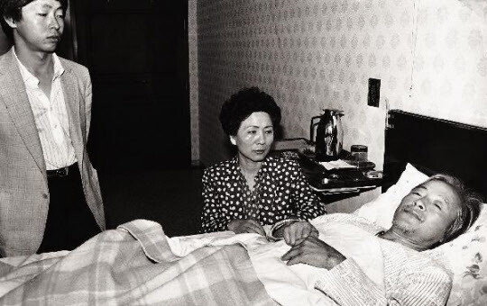 1983년 5월25일 단식중인 김영삼 전 신민당 총재를 손명순 여사와 아들 김현철씨가 바라보고 있다. <한겨레> 자료사진
