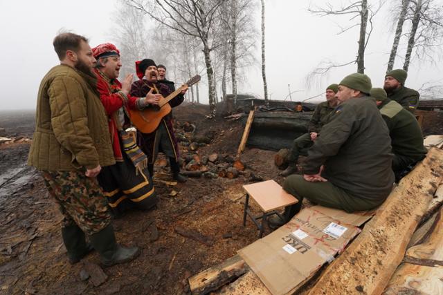 지난해 12월 24일 우크라이나 위문공연단이 러시아 국경 인근 하르키우에서 방위군 병사들이 지켜보는 가운데 크리스마스 기념 공연을 하고 있다. 하르키우=AP 연합뉴스