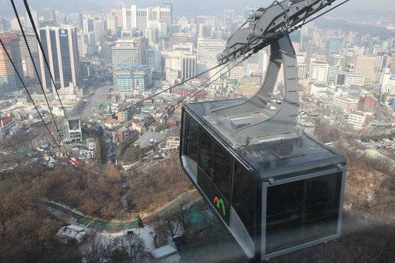 서울의 대표관광시설인 남산 케이블카 모습. [중앙포토]