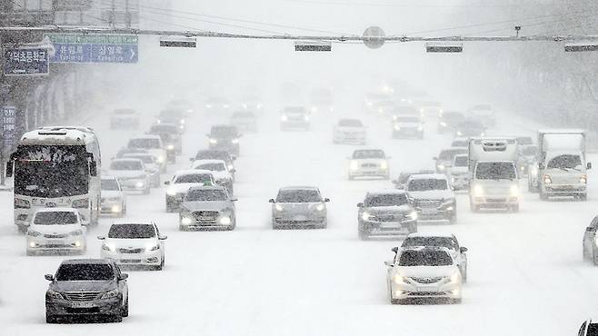대설특보가 내려진 24일 광주 서구 무진대로에서 차량들이 서행하고 있다. 연합뉴스