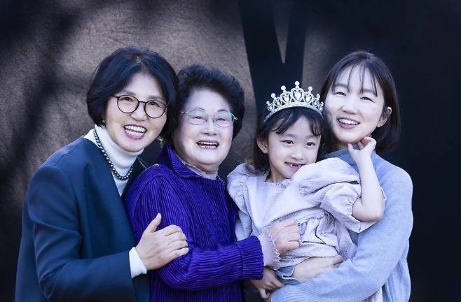 4대가 모였습니다. 4대가 한자리에 모이는 일도 쉽지 않은데 모두 장녀입니다. 게다가 1대부터 3대까지 모두 맏이와 결혼했습니다. 기막힌 집안 내력이라며 1대 권종인 여사의 맏사위가 사연을 신청했습니다. 과연 기막힌 내력입니다.