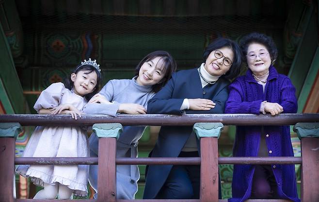 한 번도 딸들이 다투는 모습을 보지 못했다는 권영인 여사는 맏딸인 정위영 여사의 넓은 마음 씀씀이가 큰 역할을 했다고 말합니다. 더욱이 우애 깊은 남매들이라는 자랑도 덧붙였습니다.