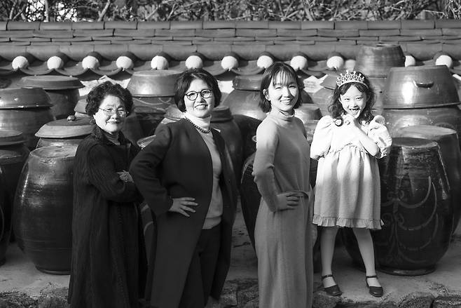 딸, 손주, 증손주 모두 하나같이 사랑스럽다는 권종인 여사는 곧 미수 생일을 맞습니다. 사랑스러운 4대가 함께한 가족사진이 생일 선물이 되기를 바랍니다.