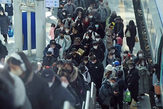 설 연휴 마지막 날인 24일 오전 서울역 승차장이 귀경객들로 붐비고 있다. 연합뉴스