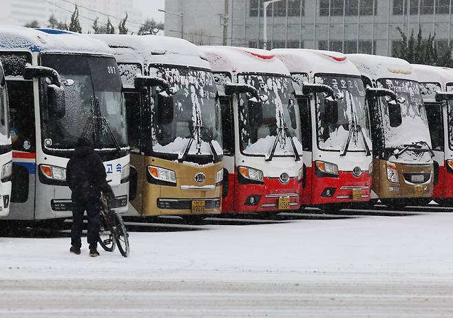 24일 광주 서구 유스퀘어 종합고속버스터미널에서 대기 중인 고속버스에 눈이 쌓여있다. 연합뉴스