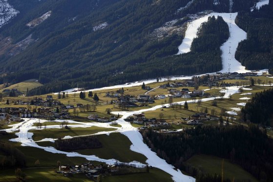 지난 6일(현지시간) 오스트리아 쉴라드밍 지역 인근의 스키장. 슬로프 주변의 눈이 녹아 푸른 잔디가 드러나있다. [AP=연합뉴스]