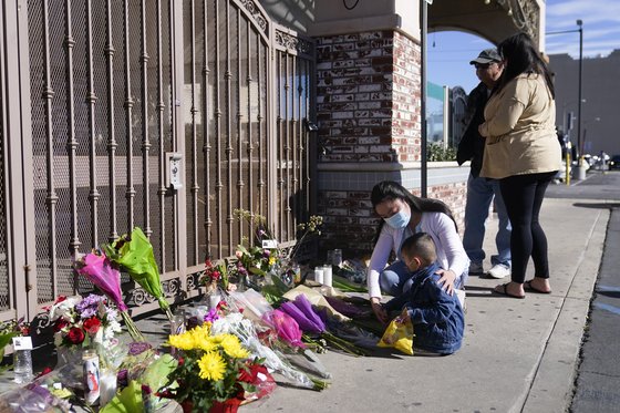 시민들이 몬터레이 파크 댄스홀 총격 사건의 희생자를 추모하며 꽃을 놓고 있다. AP=연합뉴스