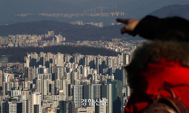 서울 중구 남산에서 바라본 서울 도심의 아파트 단지 모습. 성동훈 기자