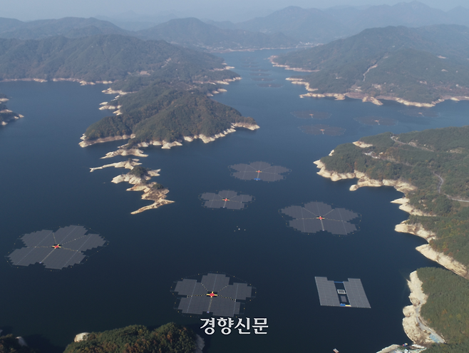 한화큐셀이 경남 합천댐에 설치한 41MW 규모 수상태양광 발전소.