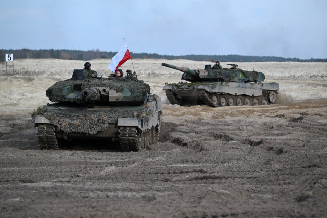 ▲2022년 11월9일 폴란드 남동쪽에서 군인들이 독일제 레오파르트2 전차를 이용해 훈련에 임하고 있다. ⓒ EPA=연합뉴스