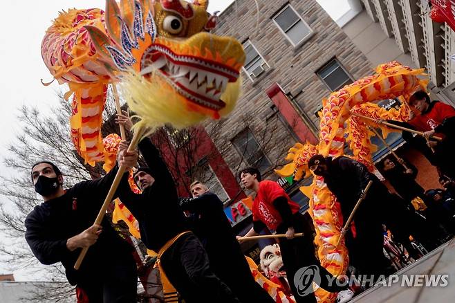 미국서 음력 설 공연 (워싱턴 AFP=연합뉴스) 2023년 1월 22일(현지시간) 미국 워싱턴DC의 차이나타운 거리에서 음력 설 공연이 진행되고 있다. 2023.1.23