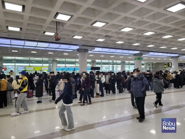 이른 아침부터 제주공항에 나온 체류객들. ⓒ김재원