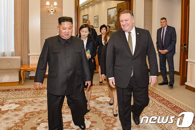 마이크 폼페이오 전 미국 국무장관과 김정은 북한 노동당 총비서. (미 국무부 제공) 2018.10.8/뉴스1