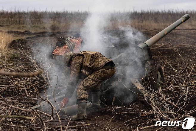 30일 (현지시간) 우크라이나 바흐무트에서 병사가 러시아 군 진지를 향해 120 mm 박격포를 발사하면서 포탄을 재장전하고 있다. ⓒ AFP=뉴스1 ⓒ News1 우동명 기자