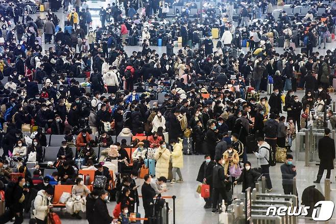 20일(현지시간) 중국 저장성 항저우 기차역에 춘절을 맞아 귀향객들이 열차를 기다리고 있다. 2023.1.20ⓒ AFP=뉴스1