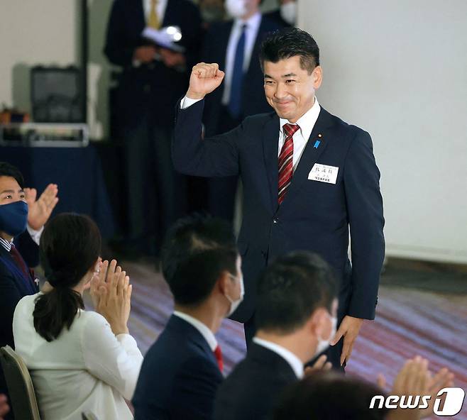 이즈미 겐타 입헌민주당 대표가 2021년 11월 30일 당대표 선거에서 승리를 확정지은 뒤 한 손을 치켜들고 미소짓고 있다. ⓒ AFP=뉴스1 ⓒ News1 강민경 기자