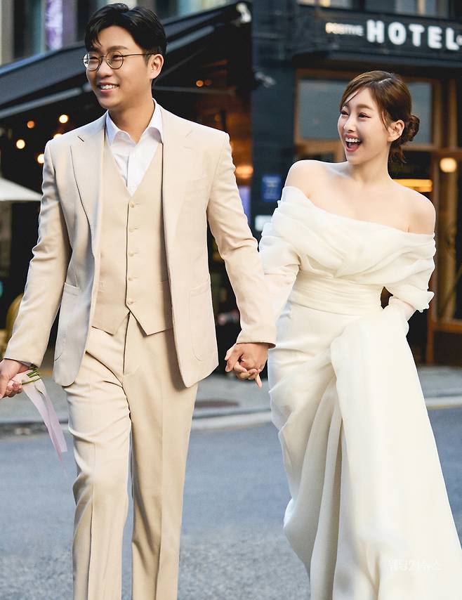 사진 : 드레스 아벨바이케이, 에디터 조윤예, 캐스팅디렉터 고성송, 포토그래퍼 김보하(써드마인드), 슈트 스플렌디노, 헤어 김은희 메이크업 이미진, 제품협찬 가자와인, 블라썸베일, 수야