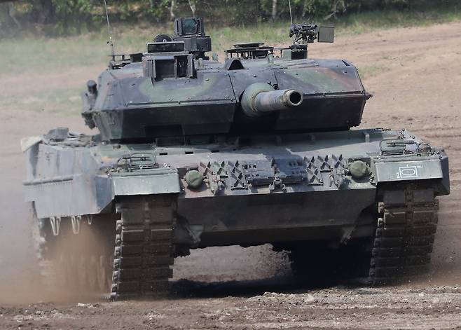 올라프 솔츠 독일 총리는 레오파르트 2 탱크를 우크라이나에 보내고, 다른 나라들이 이 탱크를 보내는 것을 허용하기로 했다고, 슈피겔은 전했다. /EPA 연합뉴스