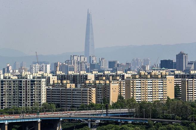 정부가 대대적인 부동산 규제완화 대책을 내놓으면서 서울 강남의 토지거래허가 지역도 규제 대상에서 풀릴지 관심거리다. 사진은 서울 용산구에서 바라본 압구정동 아파트 단지./뉴스1