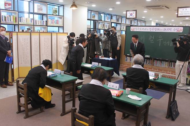 25일 오전 경북 안동시 경북도청 1층 ‘미래창고’에서 일일 교사를 맡은 이철우 경북지사에게 반장을 맡은 김영분 할머니의 구호에 맞춰 할머니들이 인사를 하고 있다. /권광순 기자