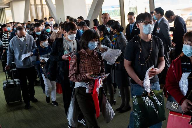 지난 24일(현지시각) 중국에서 온 여행객들이 필리핀 마닐라에 있는 니노이 아키노 국제공항에 도착한 모습./로이터 연합뉴스