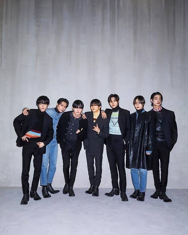 파리 패션 위크 프라다 2023 F/W 남성복 컬렉션 패션쇼에 참석한 엔하이픈.