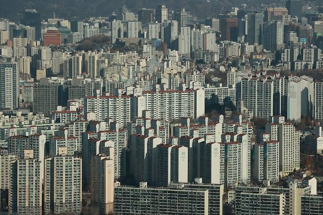 기준금리가 잇따라 오르면서 부동산 거래가 얼어붙어 지난해 서울 아파트 입주·분양권 거래는 68건에 그쳤다. 사진은 서울 여의도 63스퀘어 전망대에서 바라본 서울시내 아파트 모습. /연합뉴스