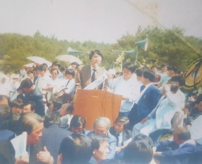 1985년 열린 5·18민주화운동 5주기 추모식에서 이지현씨가 사회를 보고 있다. 이지현씨 제공