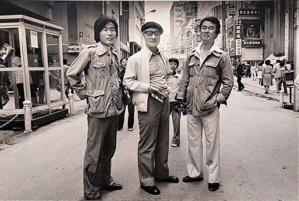 1979년 명동에서 만난 김녕만(왼쪽부터), 임응식, 김기찬 사진가. 스페이스22 제공